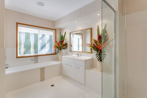 One Mile Mansion - Private Coastal Retreat FREE FAMILY ADVENTURE PASS - Accommodation QLD 9