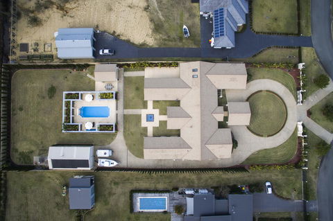 One Mile Mansion - Private Coastal Retreat FREE FAMILY ADVENTURE PASS - Accommodation QLD 21