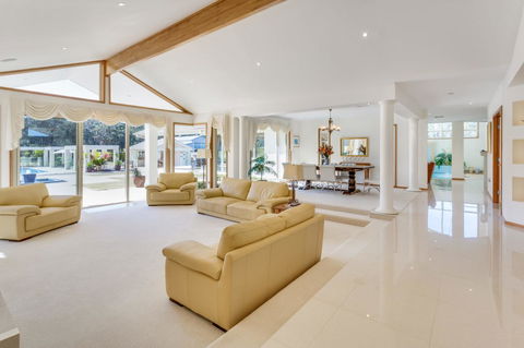 One Mile Mansion - Private Coastal Retreat FREE FAMILY ADVENTURE PASS - Accommodation QLD 12