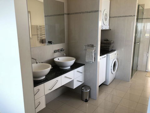 OceanScape Luxury Beachfront Villas - Accommodation QLD 4