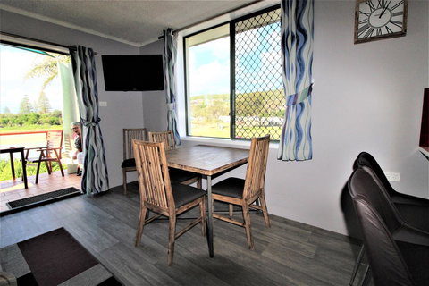 Beachfront 3, 25 Willow Street - Accommodation QLD 3