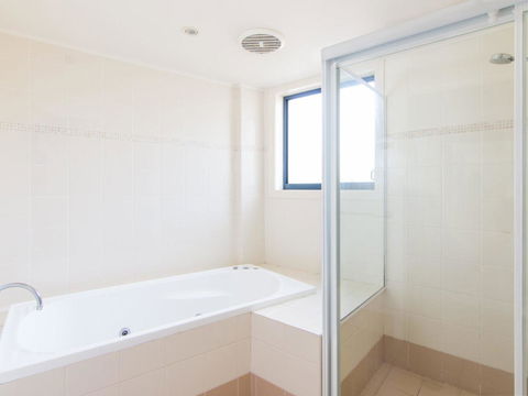 Millennium 102 With Pool In Complex - Accommodation QLD 4