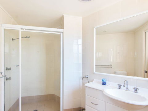 Millennium 102 With Pool In Complex - Accommodation QLD 5