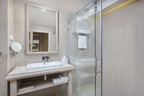 Crowne Plaza Alice Springs Lasseters, An IHG Hotel - Accommodation QLD 3