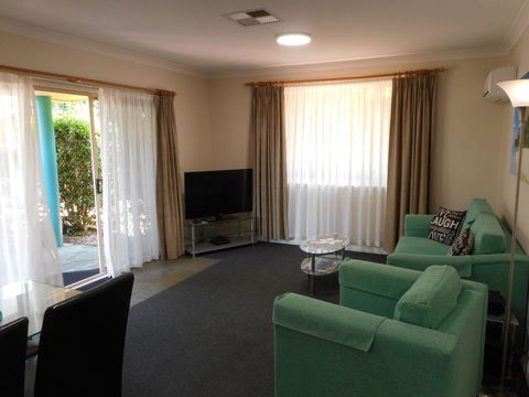 Beaches Serviced Apartments - Accommodation QLD 27