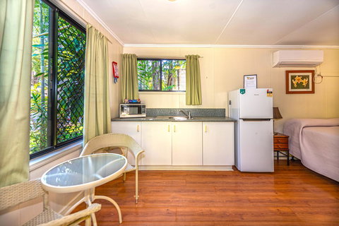 Oasis Tourist Park - Accommodation QLD 6