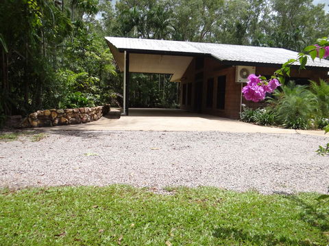 DARWIN'S SHADY ACRES RETREAT - Accommodation QLD 2