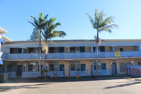 Golden Sands Motor Inn - Accommodation QLD 11