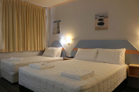 Golden Sands Motor Inn - Accommodation QLD 12