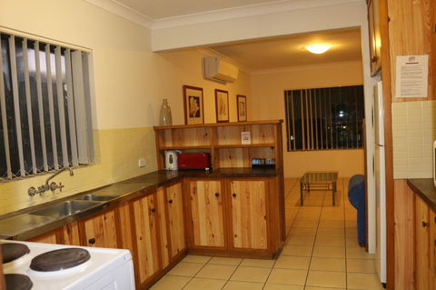 Golden Sands Motor Inn - Accommodation QLD 7