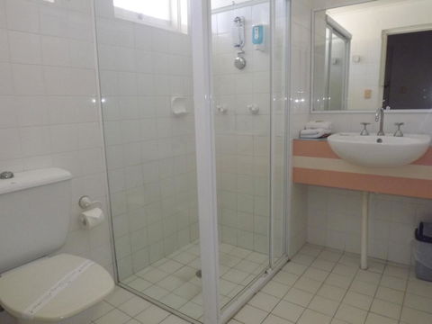 Golden Sands Motor Inn - Accommodation QLD 30