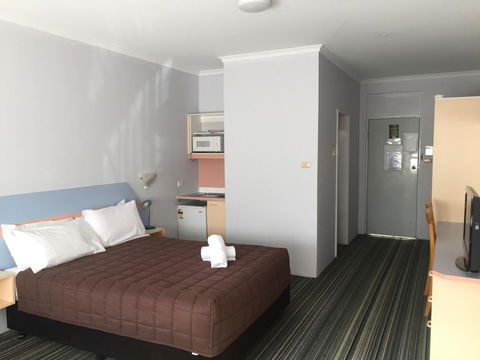 Golden Sands Motor Inn - Accommodation QLD 8