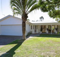 Bonito' 26 Bonito Street - pet friendly housewith aircon - Accommodation QLD