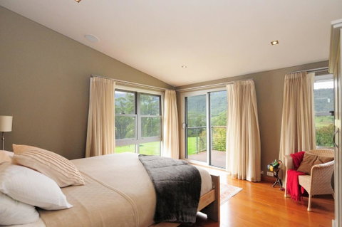 Bottlebrush Lodge - Great Views And A Pool! - Accommodation QLD 3