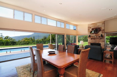 Bottlebrush Lodge - Great Views And A Pool! - Accommodation QLD 2