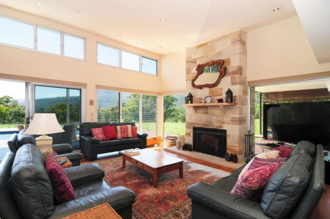Bottlebrush Lodge - Great Views And A Pool! - Accommodation QLD 0