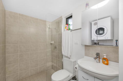 BOUTIQUE APARTMENTS BEACH LOCATION - Accommodation QLD 2