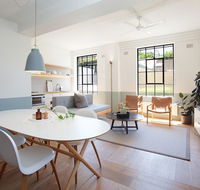 Boutique Sunlit Studio with Designer Furnishings - Accommodation QLD