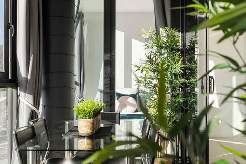 Braddon Penthouse, Top Location, Netflix, WiFi, Views - Accommodation QLD 1