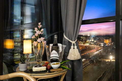 Braddon Penthouse, Top Location, Netflix, WiFi, Views - Accommodation QLD 2
