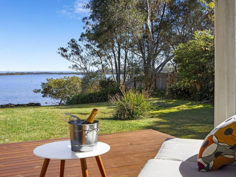 Braeside - Waterfront, Fireplace - Accommodation QLD 0