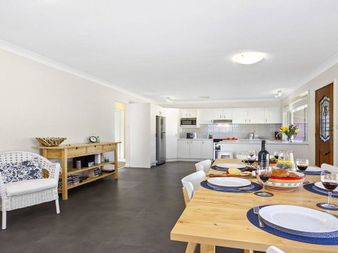 Braeside - Waterfront, Fireplace - Accommodation QLD 3
