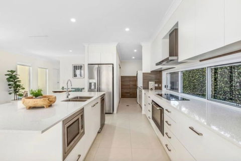 Brand New PRIZE HOME 50m Path To Beach - Accommodation QLD 1