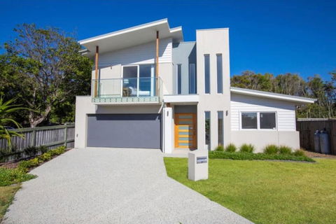 Brand New PRIZE HOME 50m Path To Beach - Accommodation QLD 3