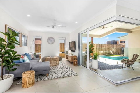 Brand New PRIZE HOME 50m Path To Beach - Accommodation QLD 0