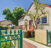 Bright 3-bedroom apartment - Central Armidale - Accommodation QLD