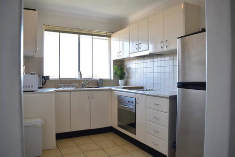 BRIGHT And Airy TOP FLOOR Apartment With FAB Views - Accommodation QLD 2