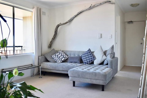 BRIGHT And Airy TOP FLOOR Apartment With FAB Views - Accommodation QLD 0