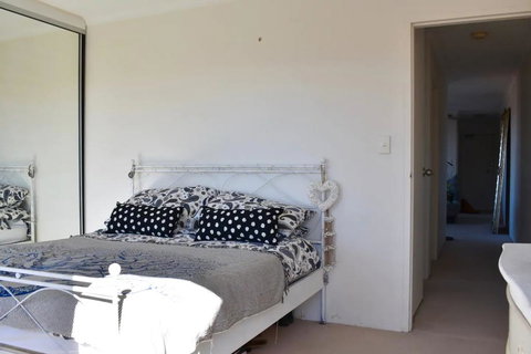 BRIGHT And Airy TOP FLOOR Apartment With FAB Views - Accommodation QLD 3