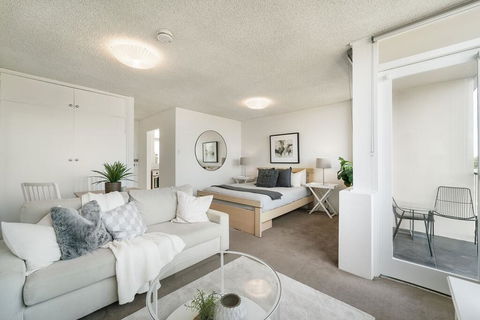Bright And Sunny Studio Apartment - Accommodation QLD 2