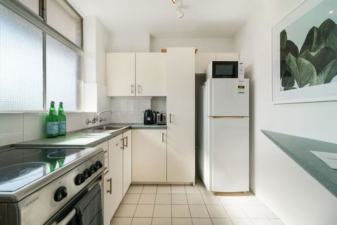 Bright And Sunny Studio Apartment - Accommodation QLD 3