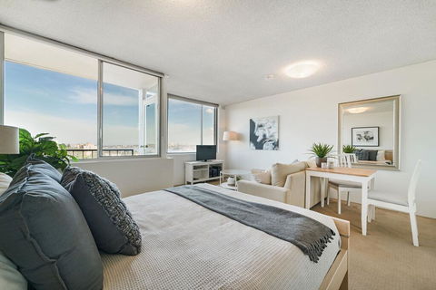 Bright And Sunny Studio Apartment - Accommodation QLD 0
