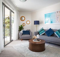 Bright Modern Apartment Steps From Beach and Ferry - Accommodation QLD