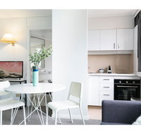 Bright modern studio steps from the action - Accommodation QLD