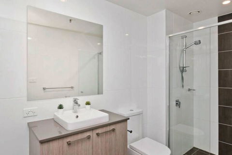 Bright, Modern, Stylish - Top Floor Apt - Woden - Accommodation QLD 3