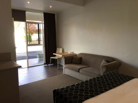 Burkes Hotel Motel - Accommodation QLD 2