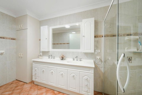 Burkeys, 5 Main Street - Accommodation QLD 1