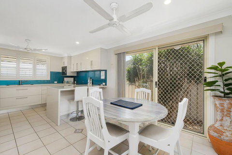 Burkeys, 5 Main Street - Accommodation QLD 2