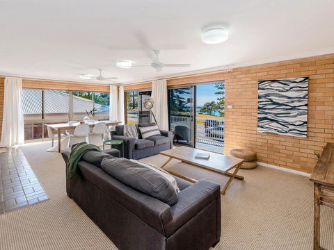 Burleigh - Great House, Room For The Boat- Across The Road From Beach - Accommodation QLD 2