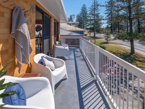 Burleigh - Great House, Room For The Boat- Across The Road From Beach - Accommodation QLD 3