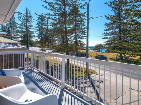 Burleigh - Great House, Room For The Boat- Across The Road From Beach - Accommodation QLD 0