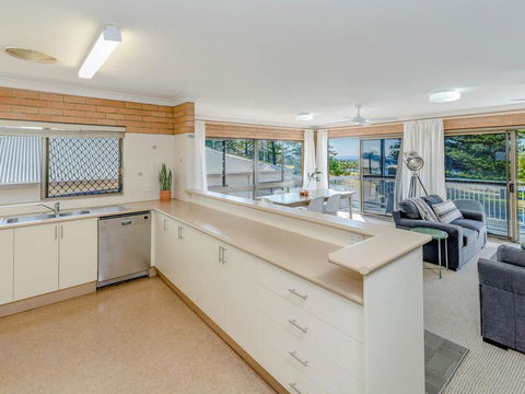 Burleigh - Great House, Room For The Boat- Across The Road From Beach - Accommodation QLD 1