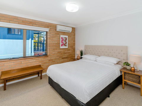 Burleigh House Opposite Main Beach - Views Sea Pool Linen And Free WiFi - Accommodation QLD 1