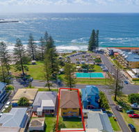 Burleigh House Opposite Main Beach - Views Sea Pool Linen and Free WiFi - Accommodation QLD