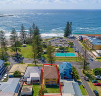 Burleigh Unit 2 -28 Clarence Street - Opposite Main Beach. - Accommodation QLD