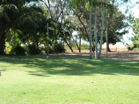 Bushland Beach Tavern - Accommodation QLD 1